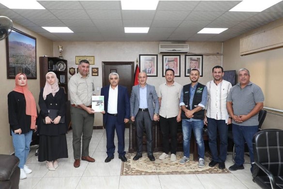 رواد الخير تسلم محافظ العقبة تقرير