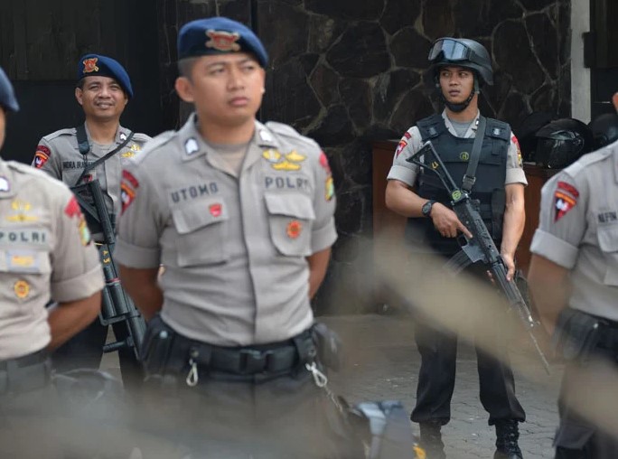 طوشة بين الدويري وعرقجي في المصعد..