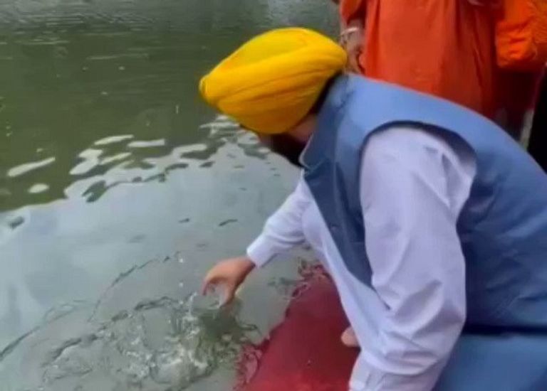 مسؤول هندي اراد اثبات نقاء المياء