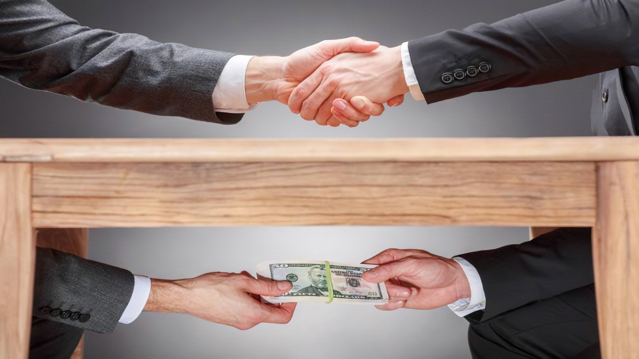 الرشوة فساد ولعنة