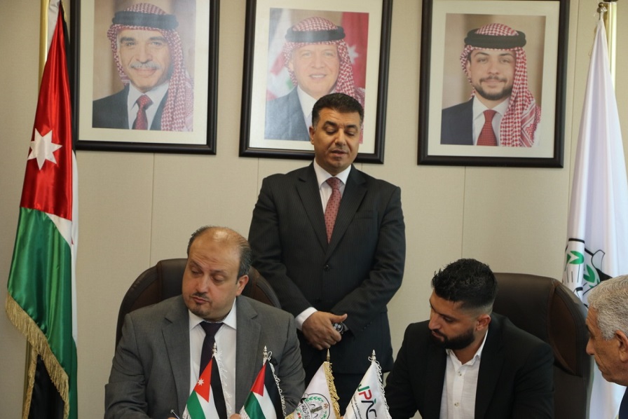 الحنيفات يرعى توقيع اول اتفاقية لتصدير