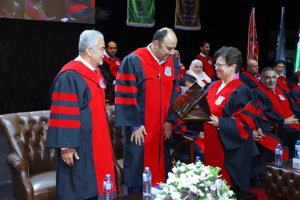 أ.د. حمدان يرعى حفل تخريج طلبة