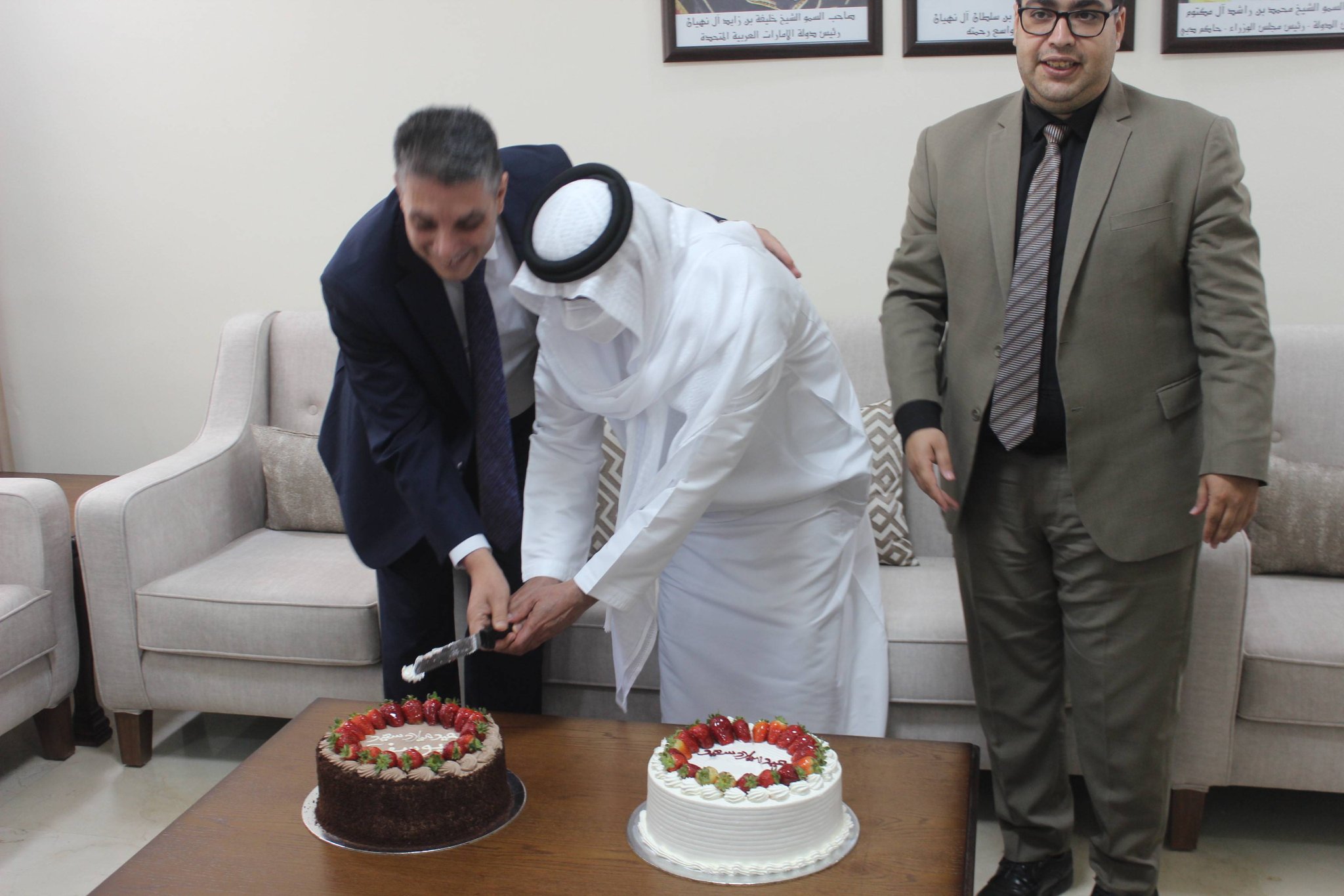 طاقم سفارة الامارات تحتفل بيوم ميلاد