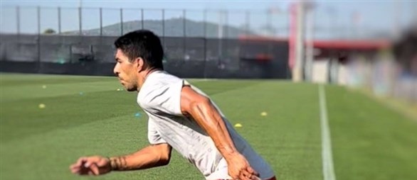 سواريز يطلب مهلة للرد على عرض