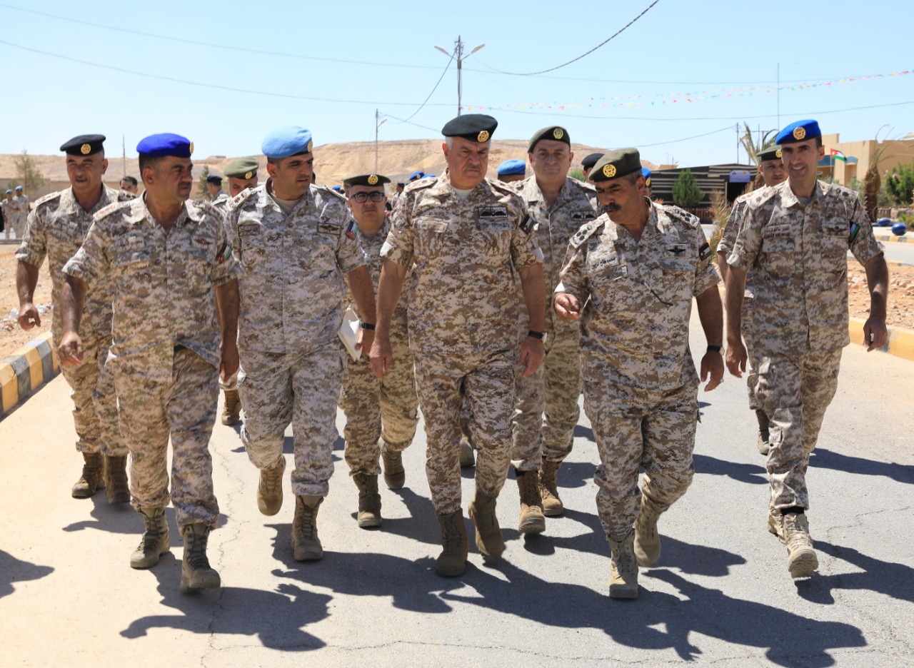 رئيس هيئة الأركان يزور عددا من