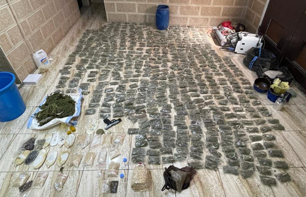 القبض على تاجر ومهرب مخدرات في