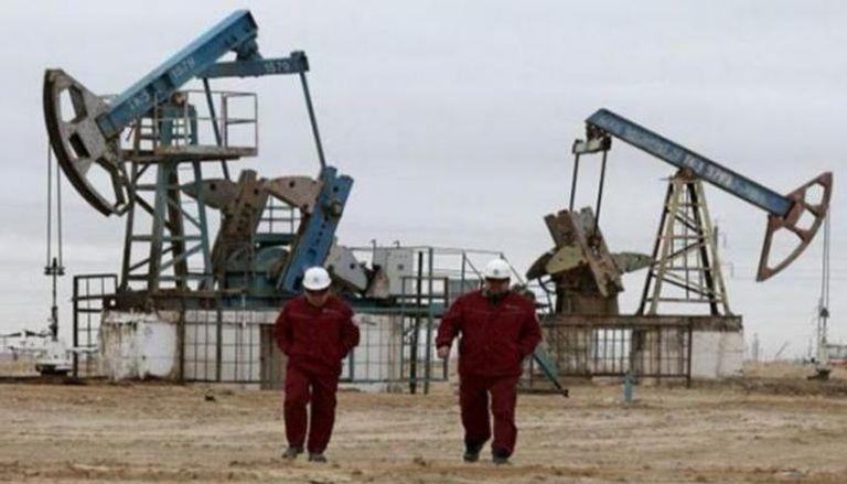 برنت يهبط إلى 104.80 دولار للبرميل