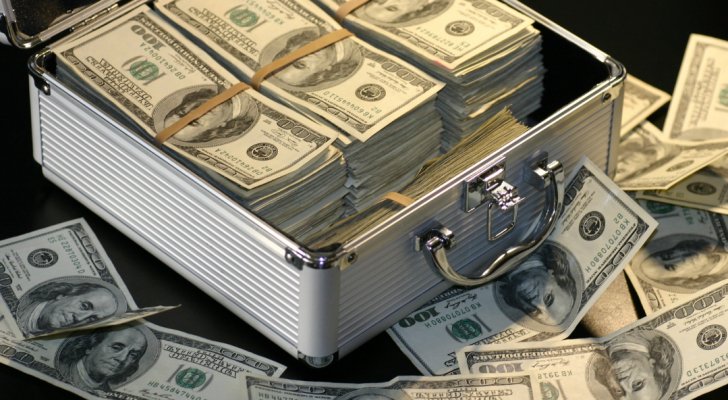 مصري يعيد إلى سعودي حقيبة تحتوي