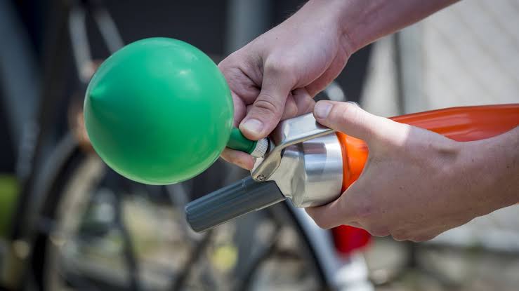 تصاب بالشلل بسبب استهلاك غاز الضحك