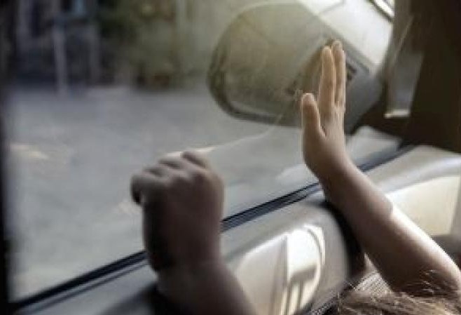 رغم التحذيرات المتكررة.. رقيب سير ينقذ