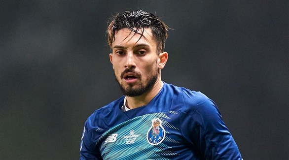 أليكس تيليس يقترب من الانتقال إلى