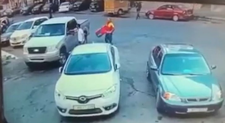 بلباس عامل توصيل.. الأجهزة الأمنية تضبط