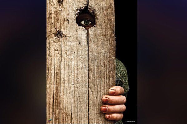 جار يختلس النظر إلى نساء جيرانه،