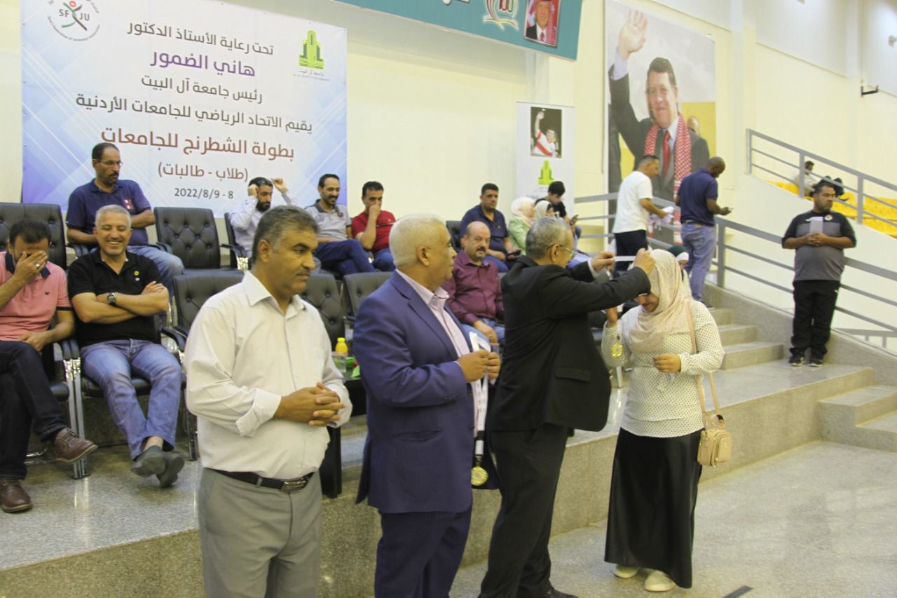 طالبة من جامعة الزرقاء تفوز بالمركز