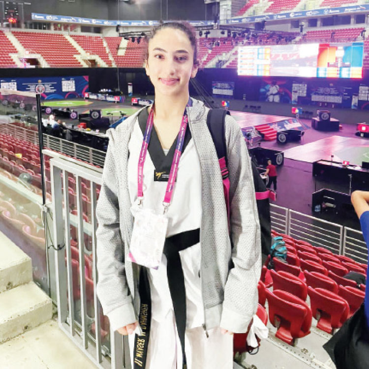 النائب محمد عناد الفايز يكرم لاعبة