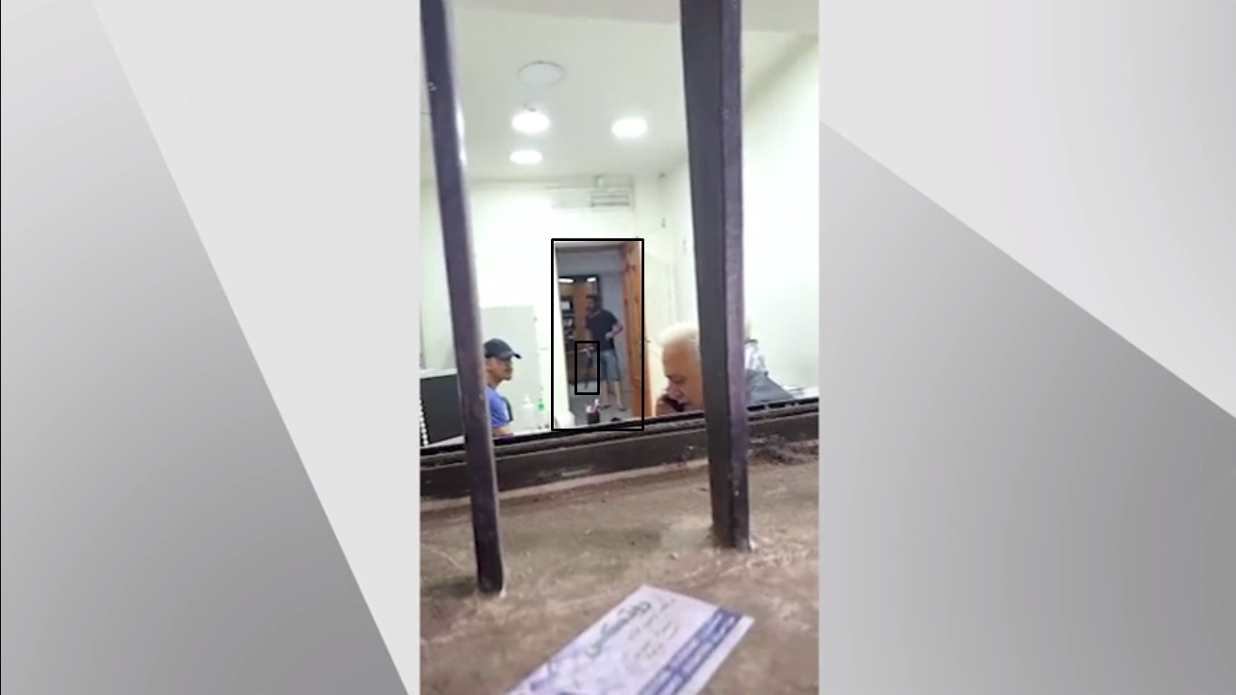 مسلح يحتجز رهائن في مصرف لبناني..