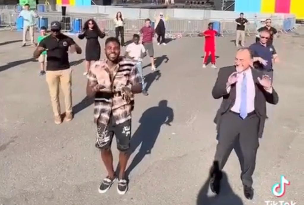 لماذا رقص السفير الامريكي بالأردن في