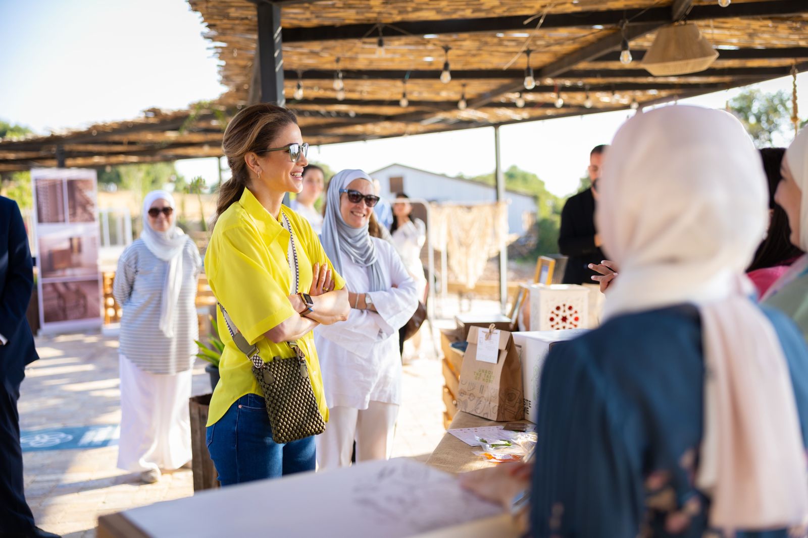 الملكة رانيا العبدالله تطلع على خدمات