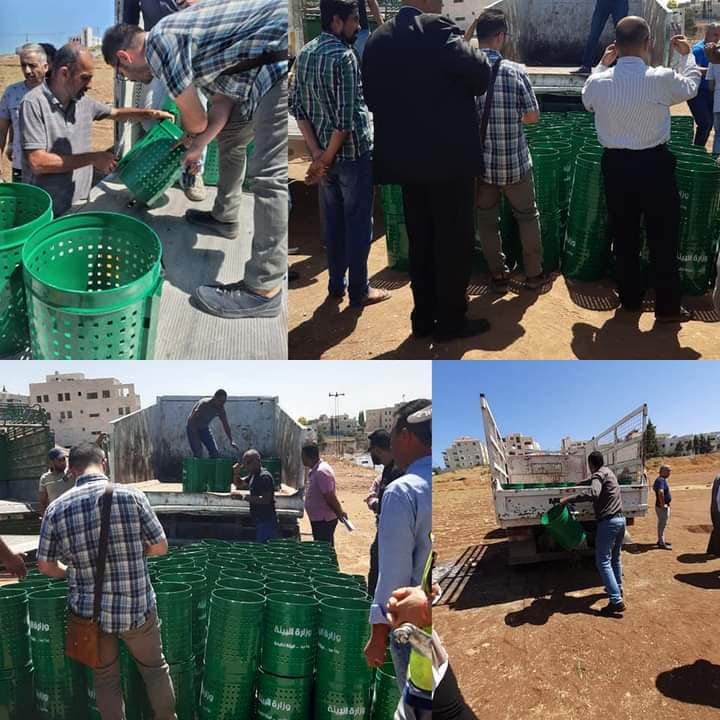 توزيع 150 حاوية معلقة للنفايات على