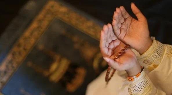 رجل عنده زوجة لا تصلي.. فماذا