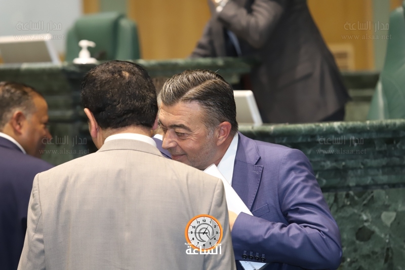 النائب خلدون حينا يعيد تصاريح العمل