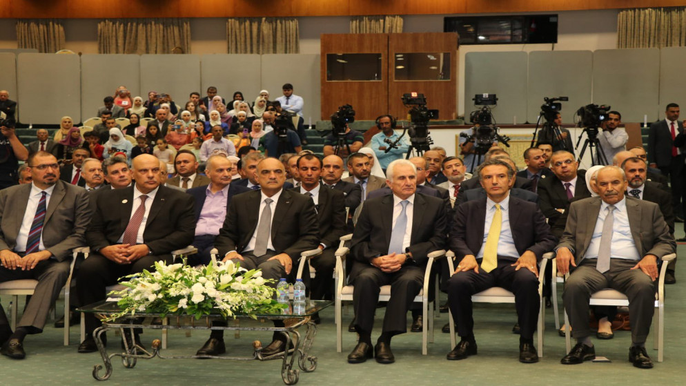 الخصاونة: لن يتم إنهاء خدمات أي