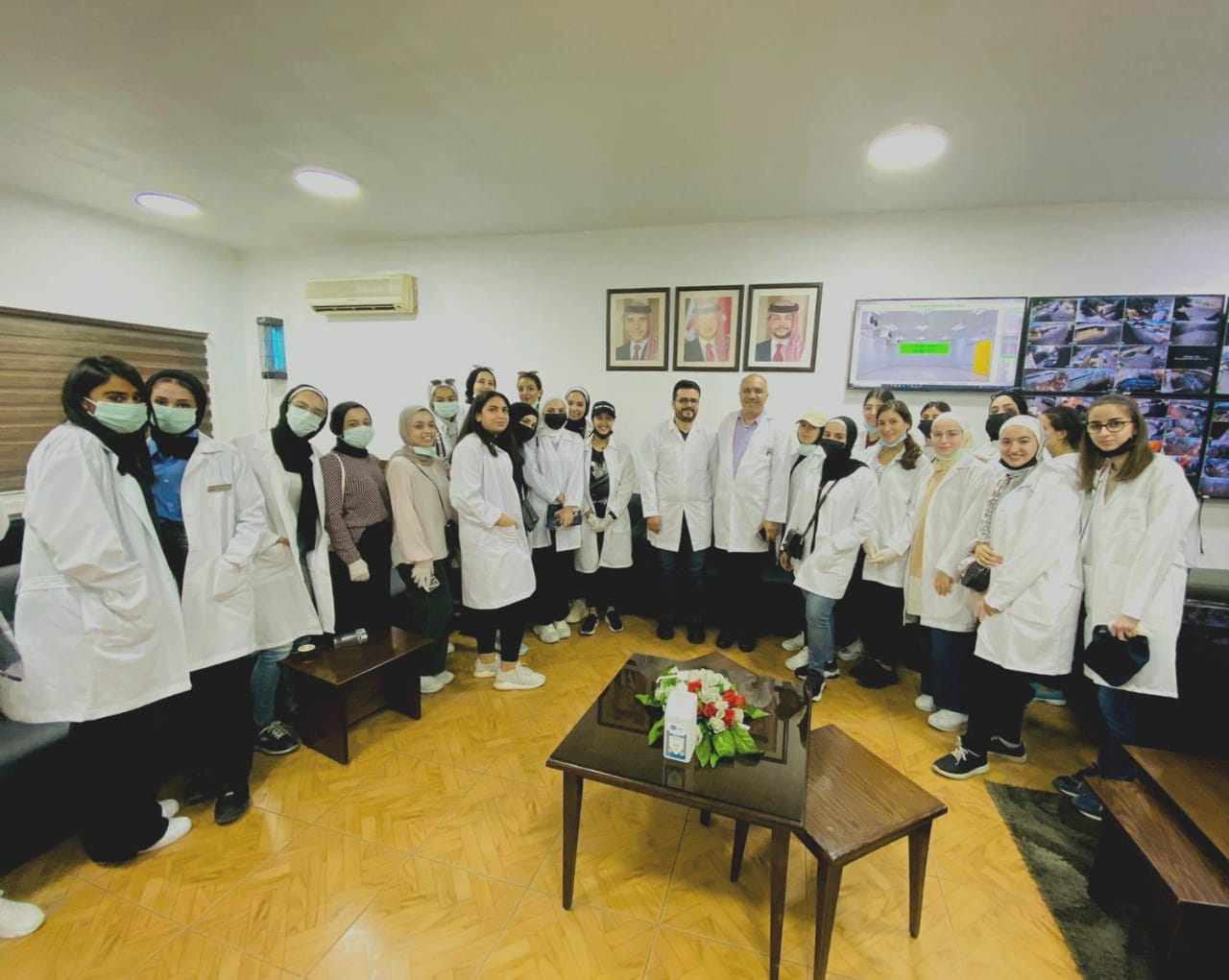 طلبة التغذية بجامعة البترا يزورون دائرة