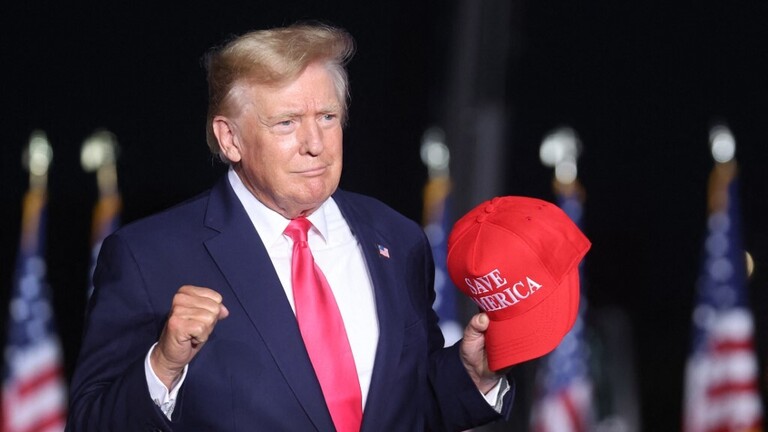 ترامب يشمت بخسارة ليز تشيني ويصفها