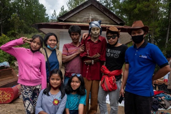 قرويون يحتلفون مع جثامين موتاهم في