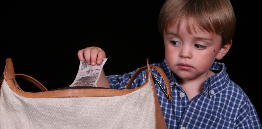 ما أسباب السرقة عند الأطفال وكيف