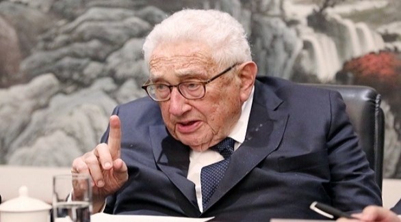 كيسنجر يحذر من التصعيد بين أمريكا