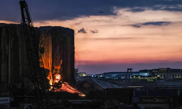 انهيار أجزاء جديدة من صوامع مرفأ