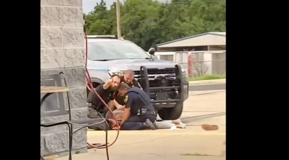 عناصر من الشرطة الأمريكية يعتدون بوحشية