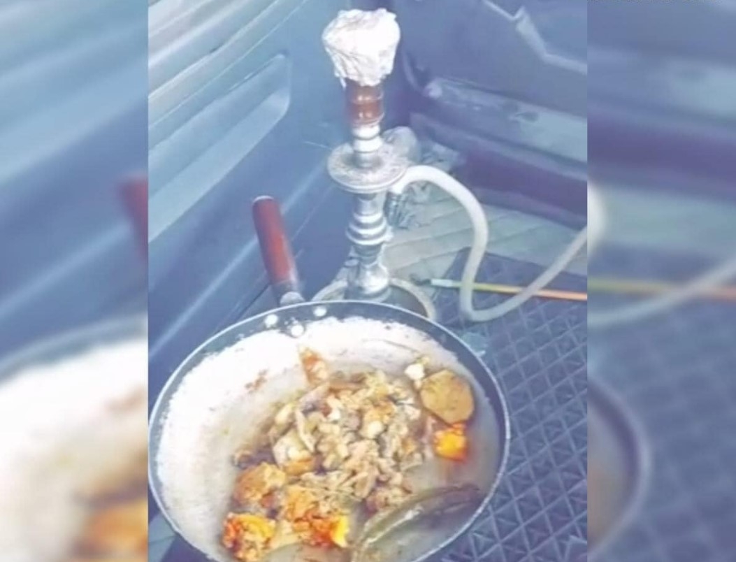 الامن: ضبط سائق يطهو الطعام ويدخن