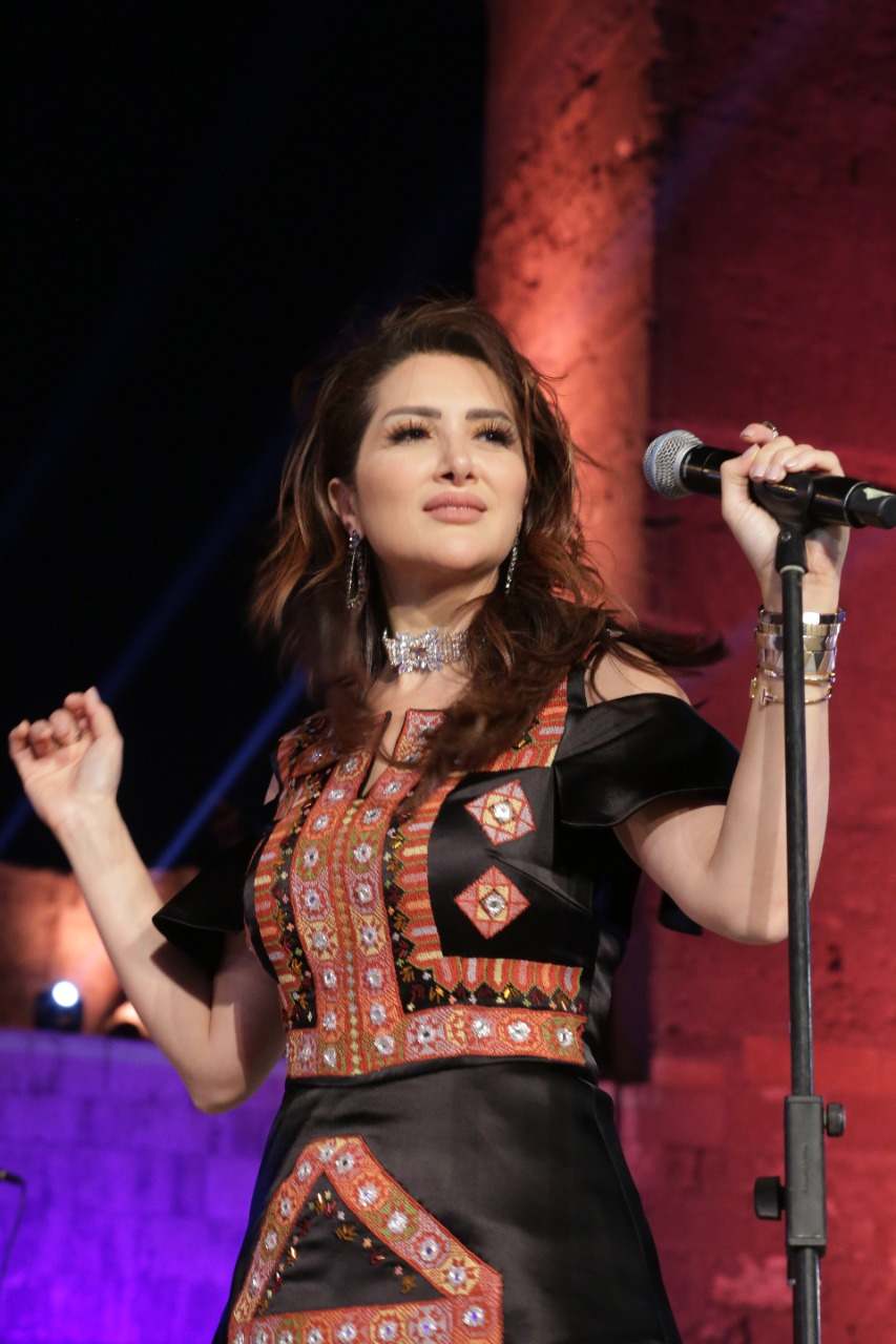 زين عوض تنثر ابداعها وسحر حضورها