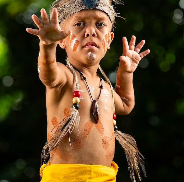 طفل يعاني من التقزم يصبح نجما