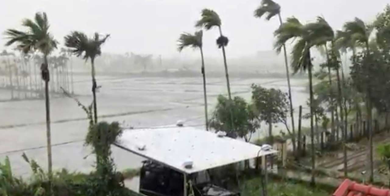 عاصفة استوائية تجبر الفلبين على غلق