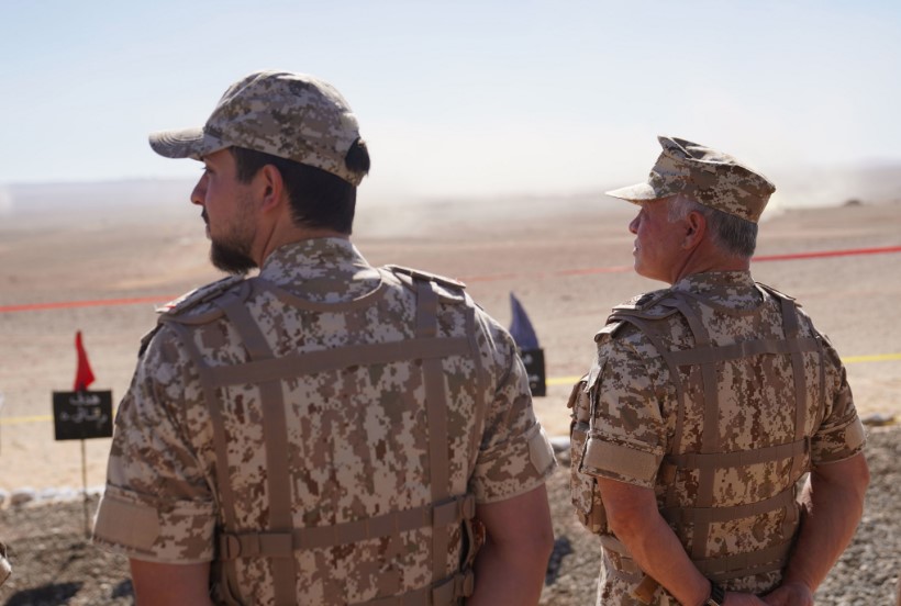 الملك وولي العهد يتابعان النور الساطع