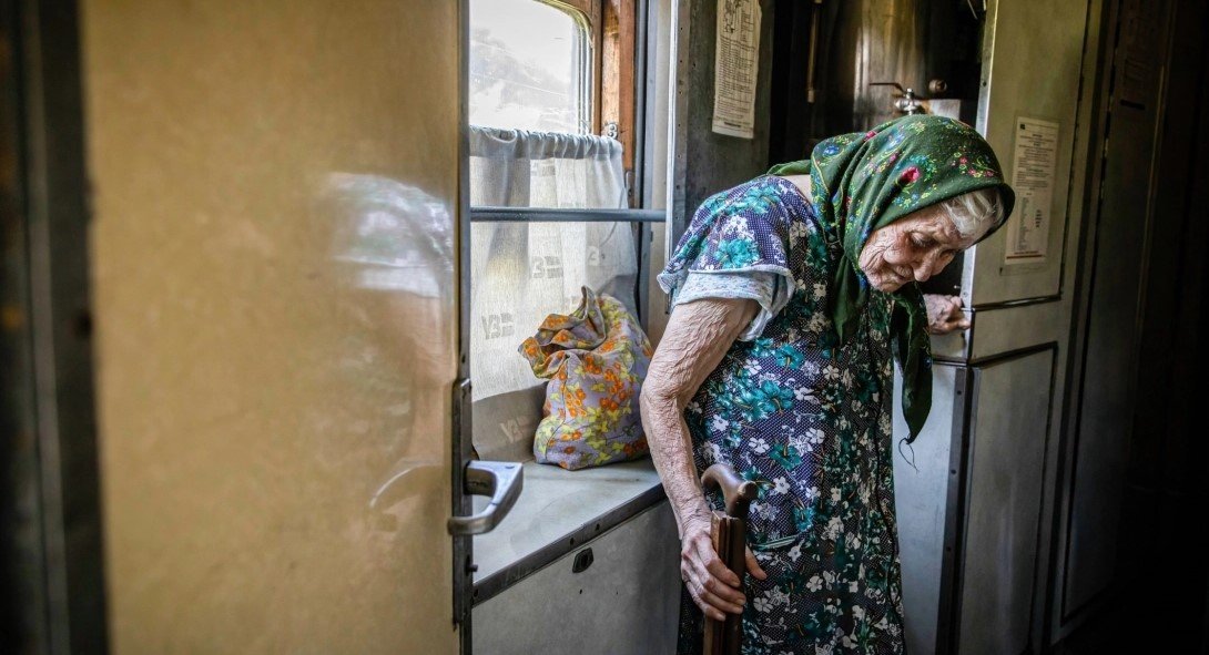 شاهد.. لبنانية تنهال بالضرب على والدتها..