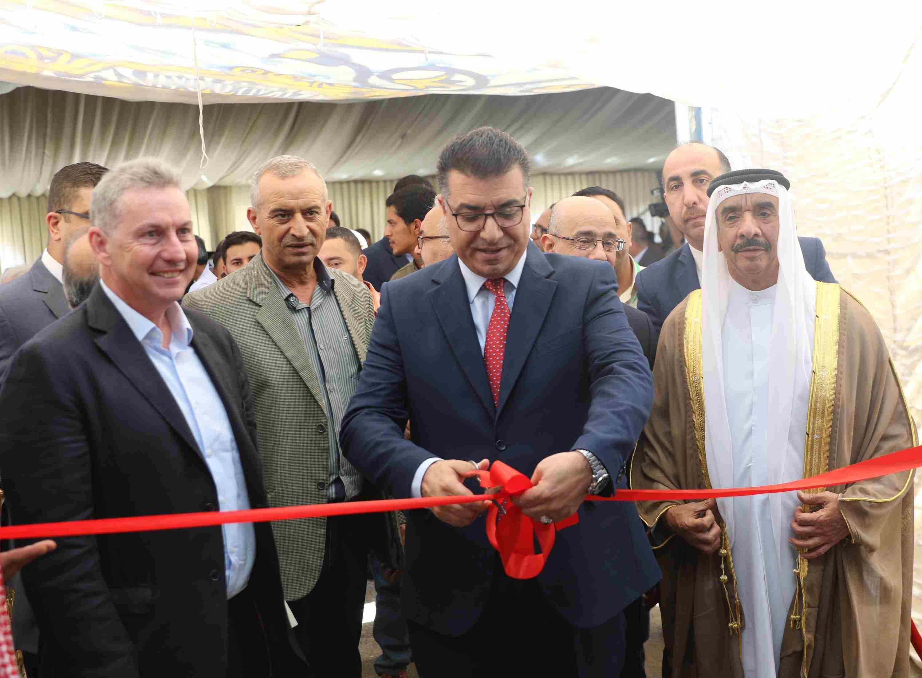 مندوبا عن رئيس الوزراء الحنيفات يفتتح