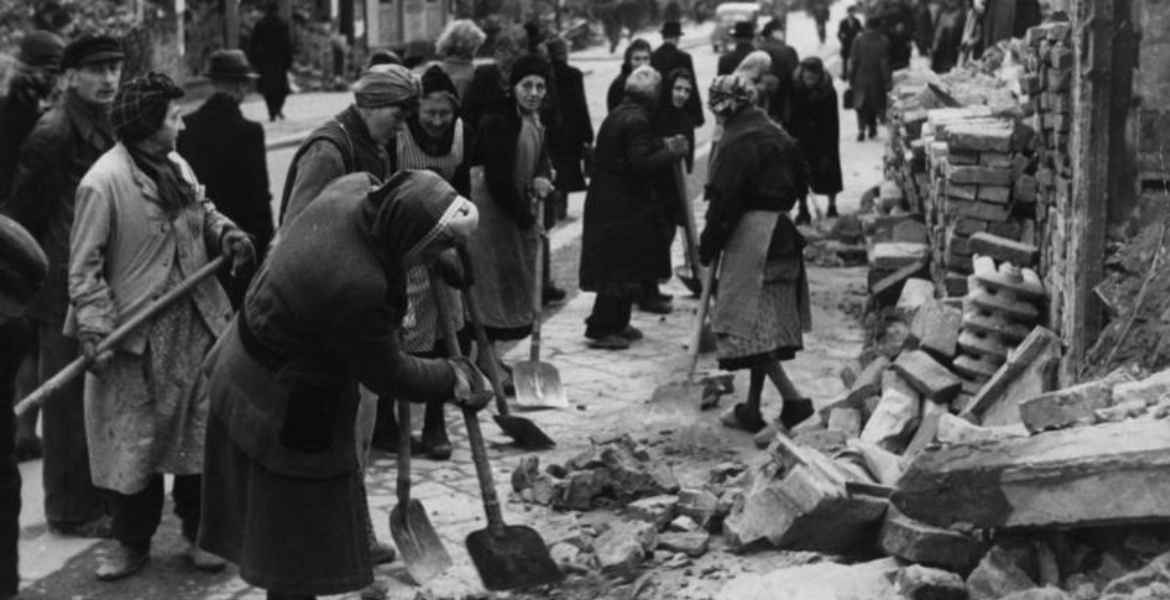 ما حقيقة “نساء الأنقاض” اللاتي أعدن