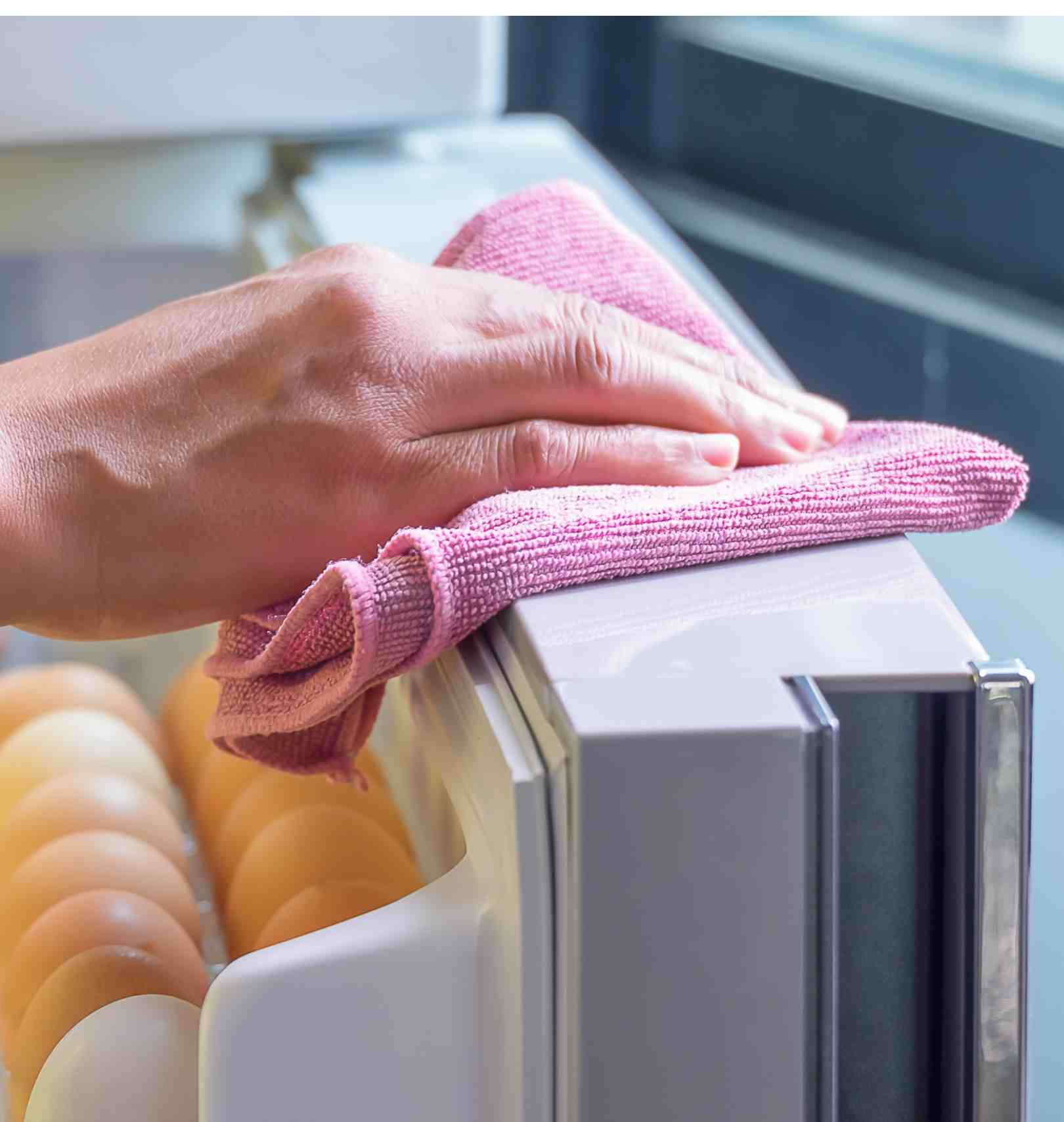 طريقة تنظيف الثلاجة بعمق وجعلها كالجديدة