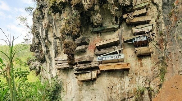 مقبرة تتحدى الجاذبية بتوابيت معلقة على