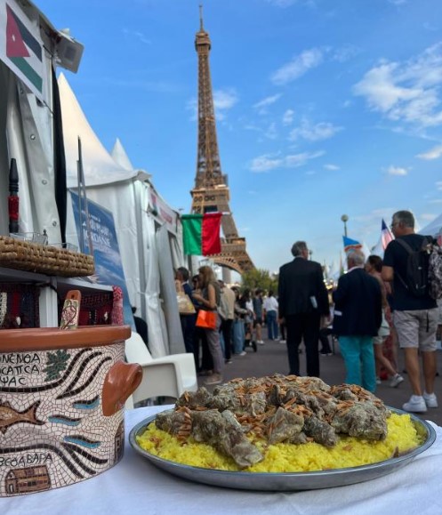 المنسف حاضر امام برج ايفل.. ما