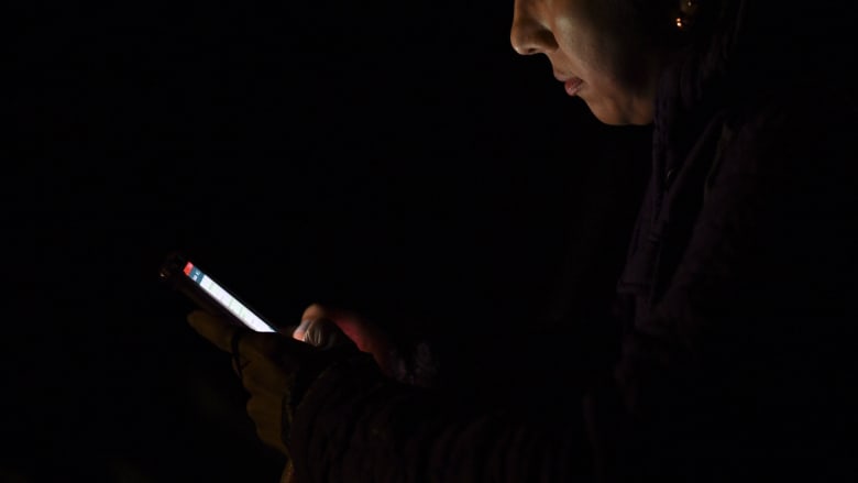 الضوء الأزرق قد يسرع الشيخوخة