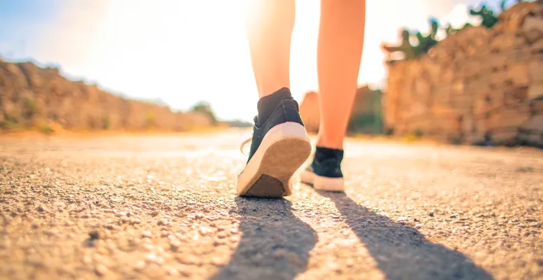 دقائق من المشي بعد الأكل تقلل