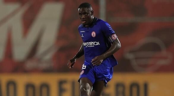 أنغولي بيني يرفض عرضا