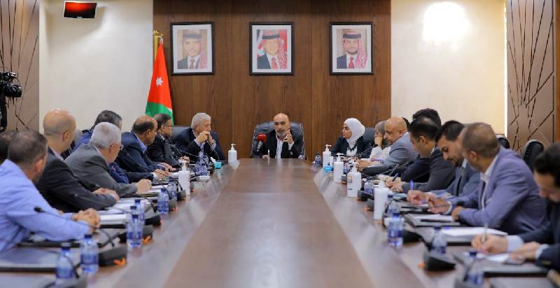 العمل النيابية تبحث قضية فصل موظفين