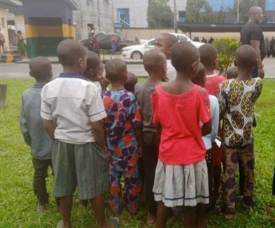 الشرطة النيجيرية تنقذ 15 طفلا بعد