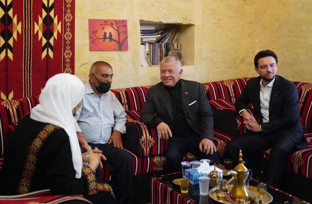 الملك وولي العهد يزوران بيت جرير